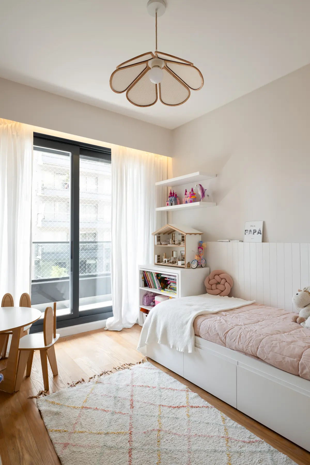 Quarto infantil com cortinas brancas e cama rosa, estilo escandinavo — projeto Depto Velvet, por Ayelen Mayer Arquitectura, em Buenos Aires